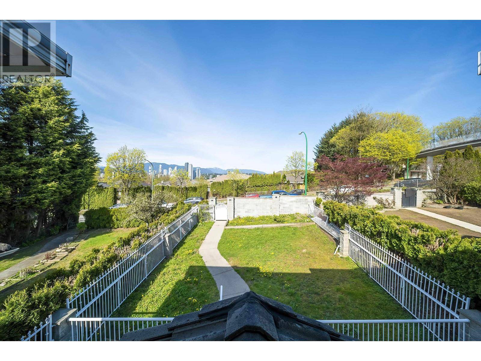 Burnaby, BC V3N4X2,7563 CARIBOO ROAD