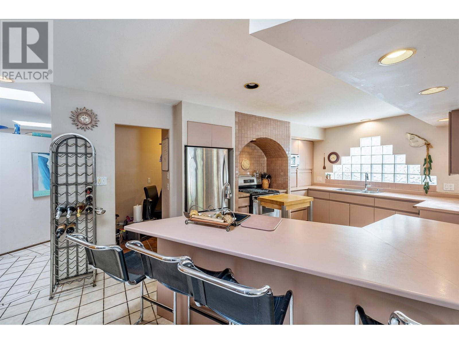 North Vancouver, BC V7H1H3,3424 GASPE PLACE