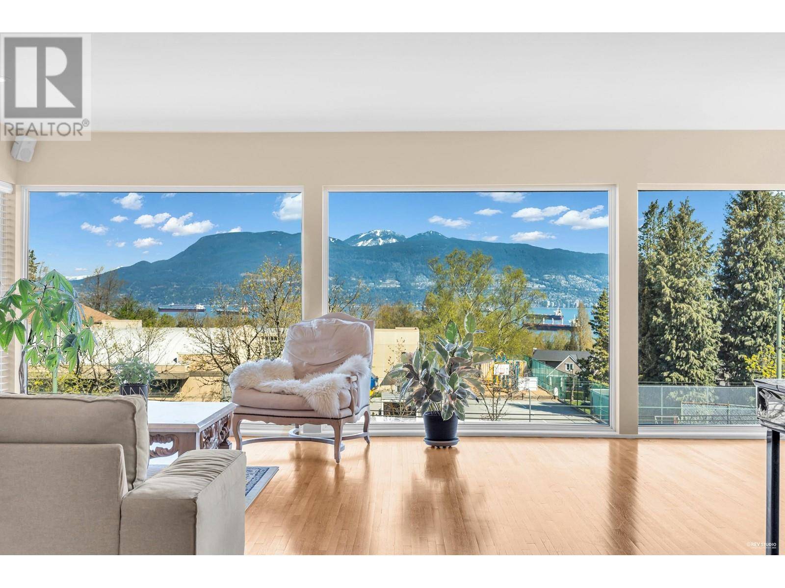 Vancouver, BC V6R2H1,4060 W 10TH AVENUE
