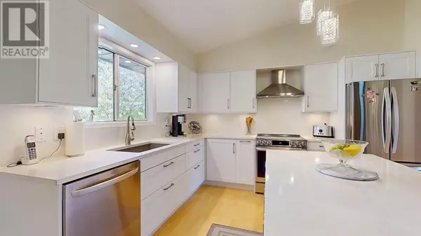 Halfmoon Bay, BC V7Z1E1,8024 SOUTHWOOD ROAD