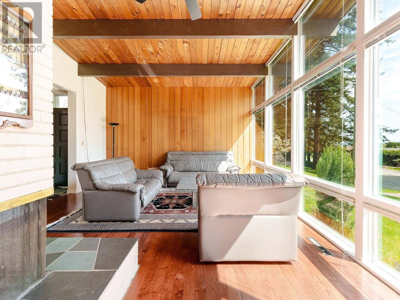 Burnaby, BC V5J2E8,3975 SOUTHWOOD STREET