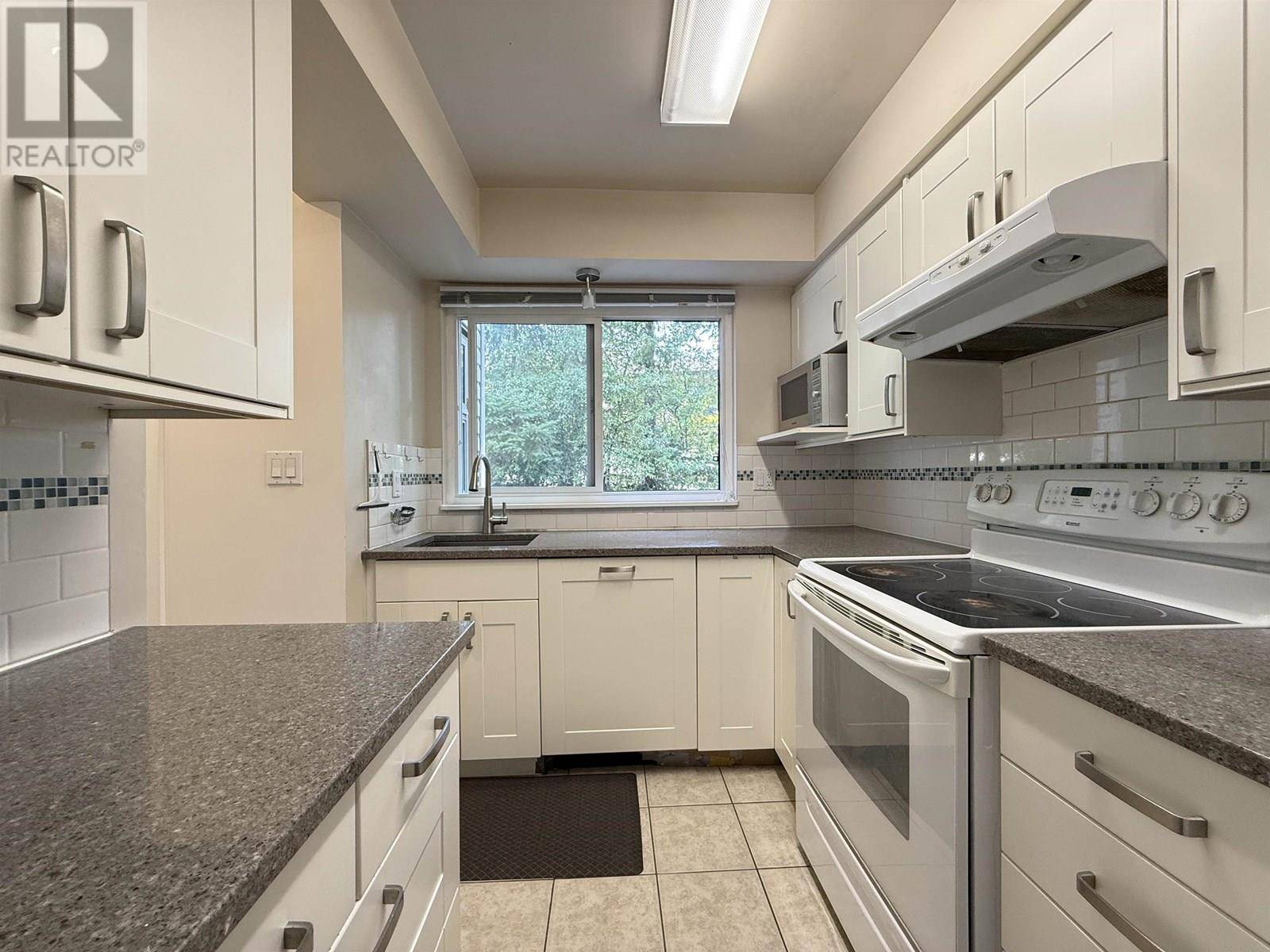 Burnaby, BC V5B2Z2,6722 KNEALE PLACE
