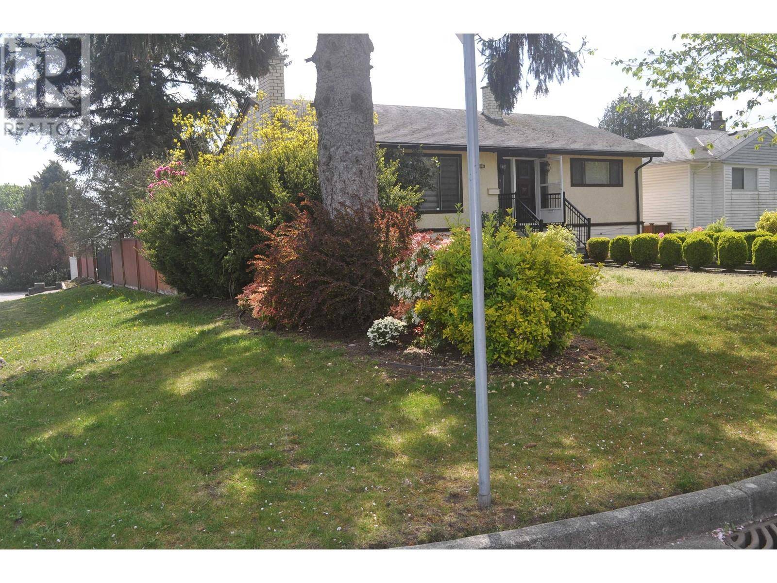 3796 PETER STREET, Burnaby, BC V5J1N4