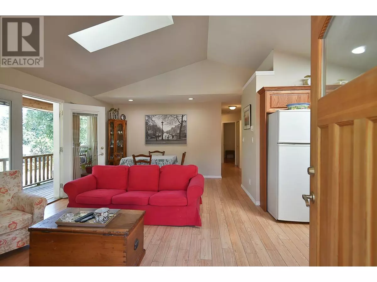 Sechelt, BC V0N3A0,5689 SALMON DRIVE