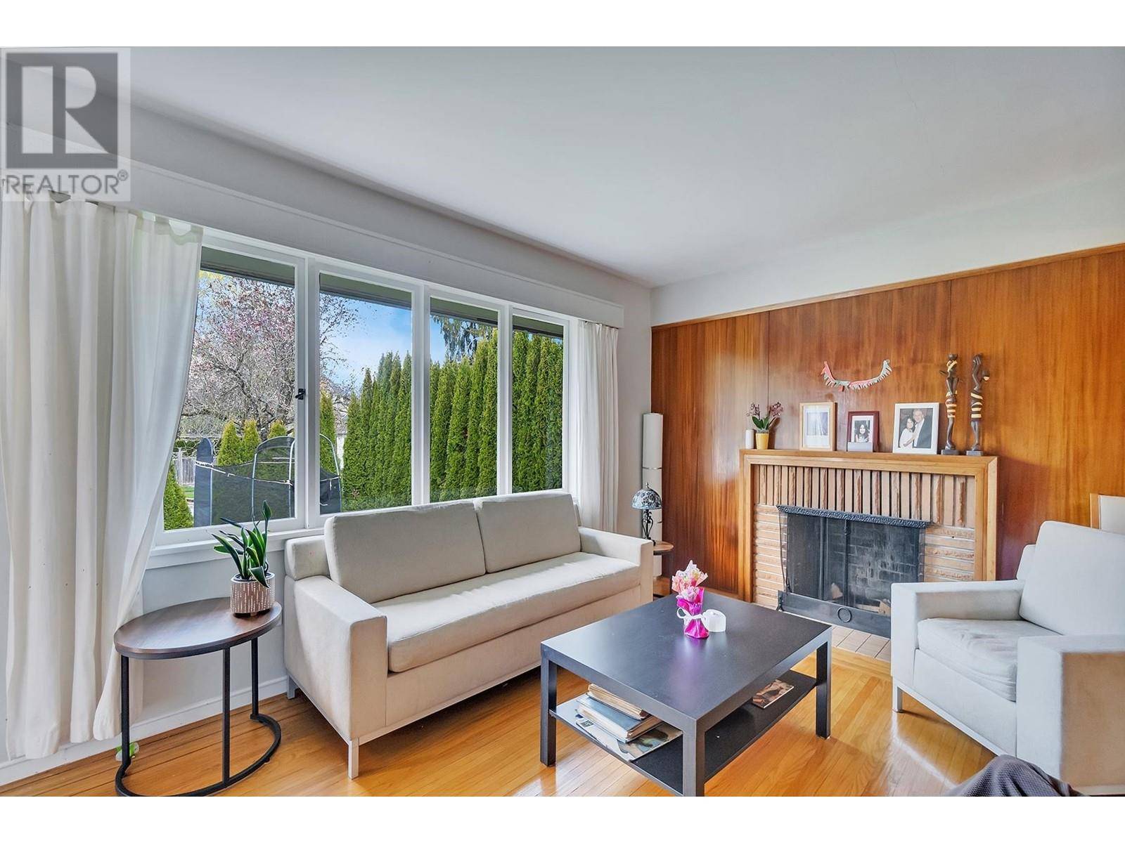 Vancouver, BC V6L1S5,2348 OLIVER CRESCENT