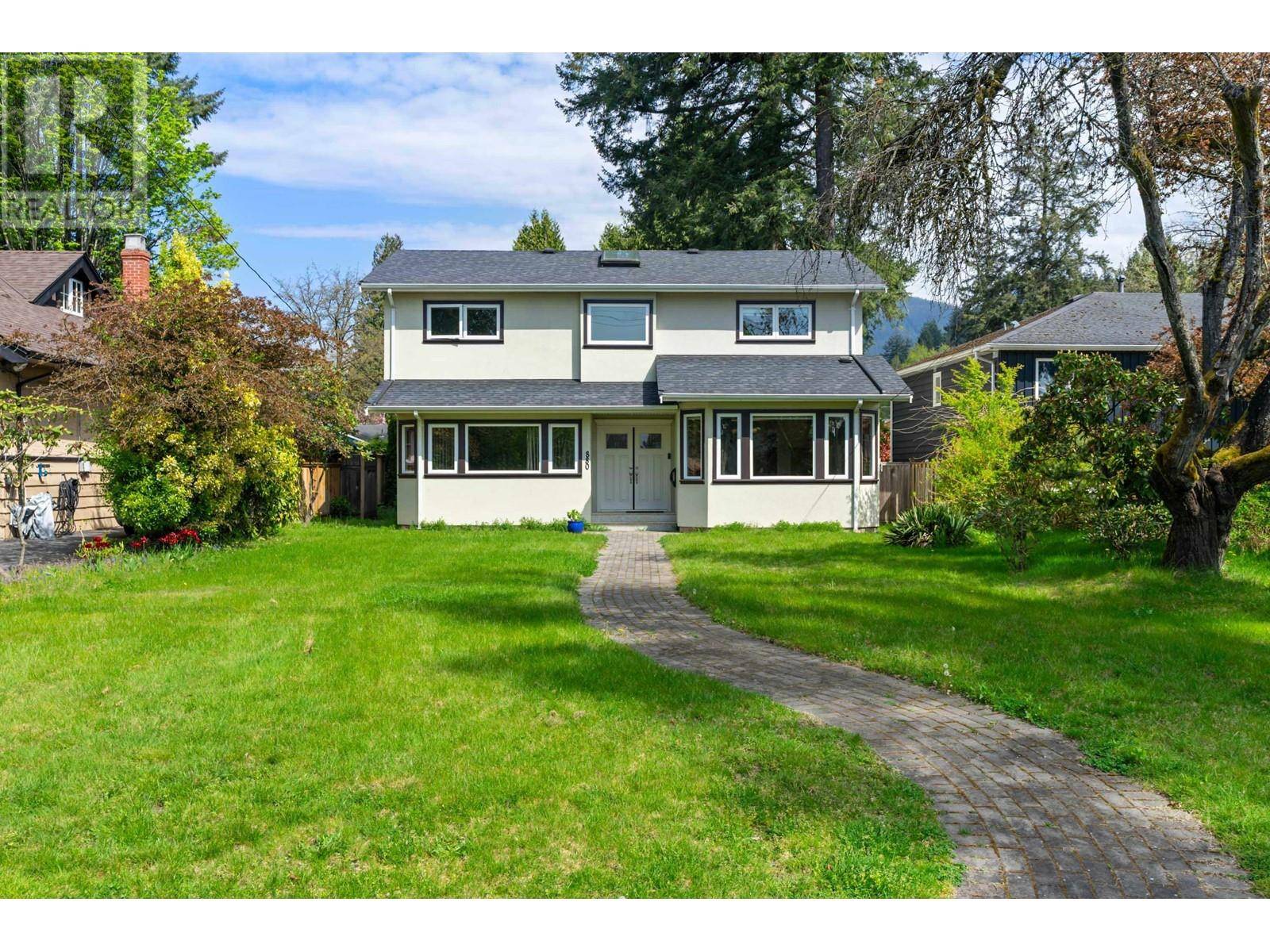 880 W 19TH STREET, North Vancouver, BC V7P1Z8
