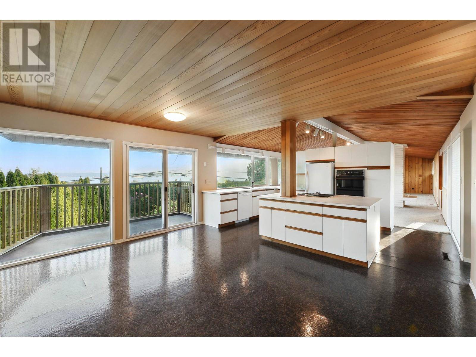 West Vancouver, BC V7V3E5,3204 THOMPSON CRESCENT