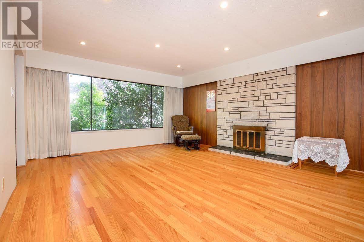 Vancouver, BC V6P2K9,532 W 64TH AVENUE