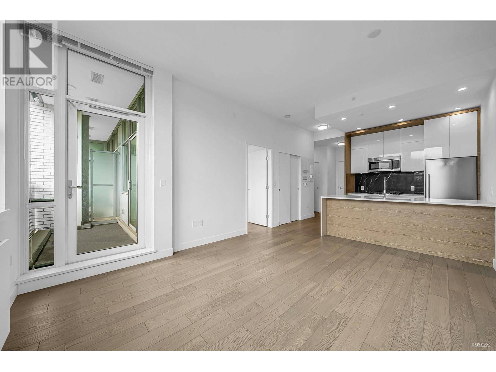 Vancouver, BC V6P3H1,6733 CAMBIE ST #304