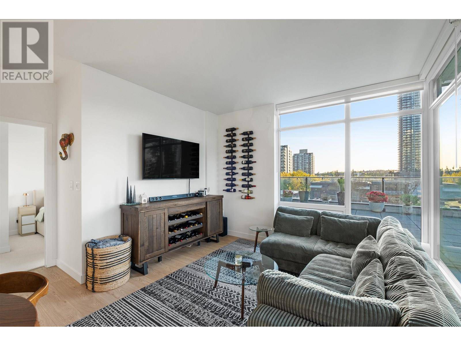 Burnaby, BC V5C0N4,2181 MADISON AVE #504
