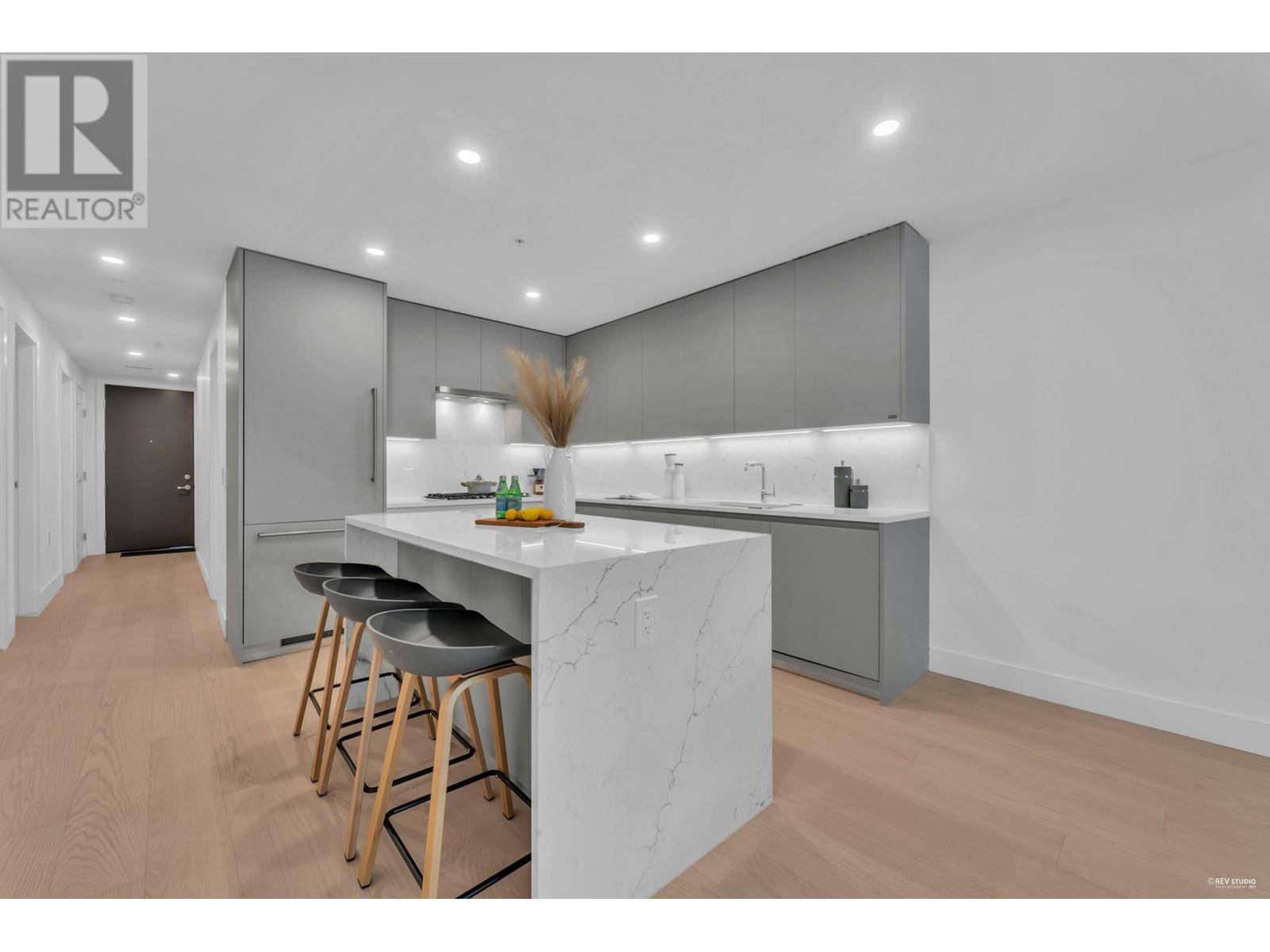 West Vancouver, BC V7T1B6,1331 MARINE DR #204