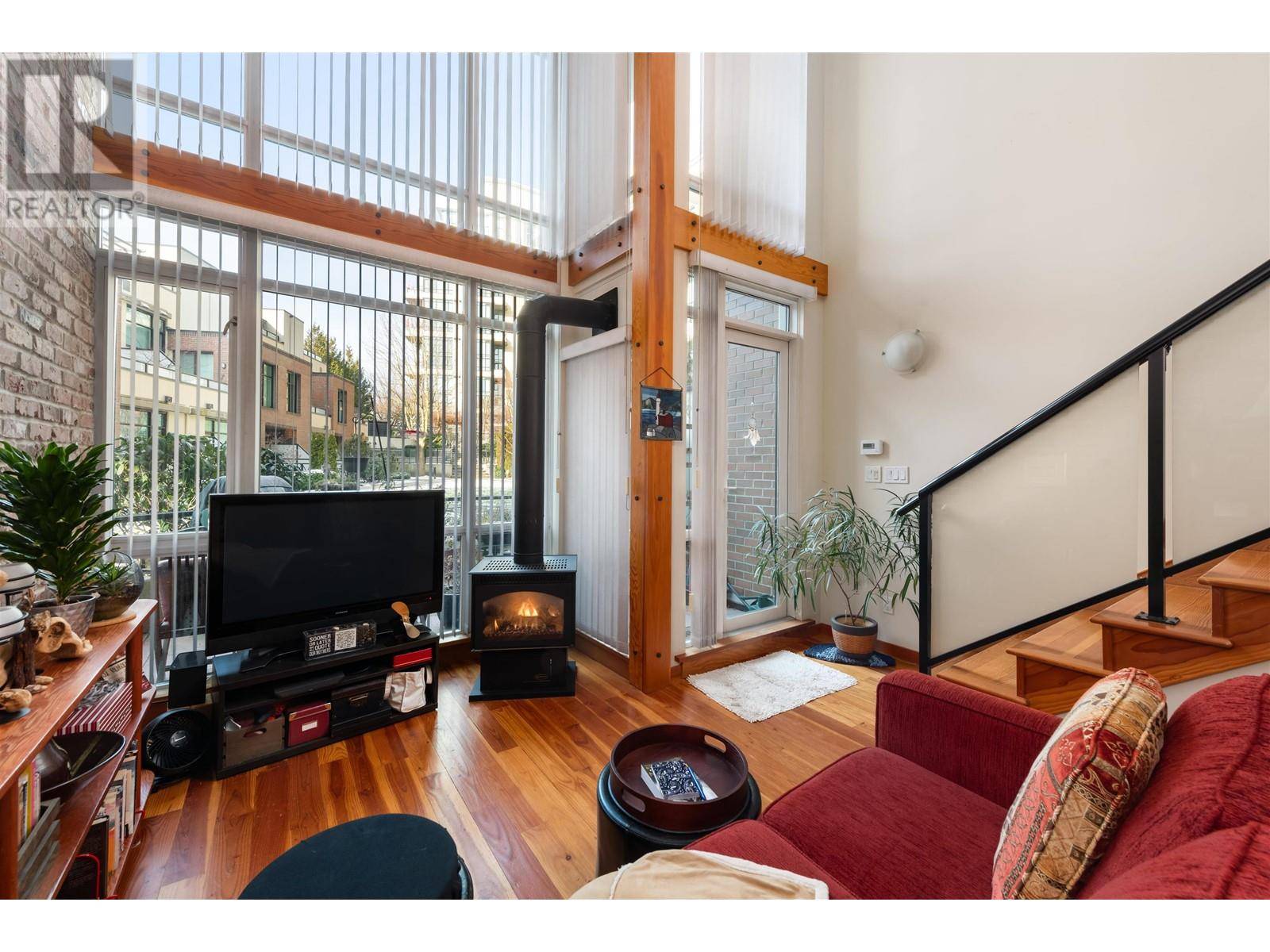 New Westminster, BC V3M7B1,10 RENAISSANCE SQ #104