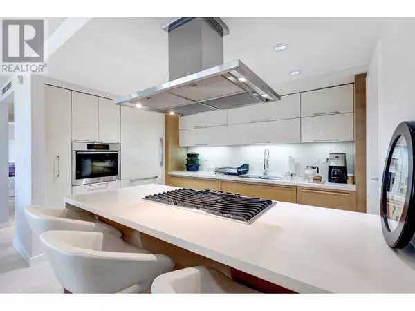 Vancouver, BC V6B0A5,8 SMITHE Mews #305