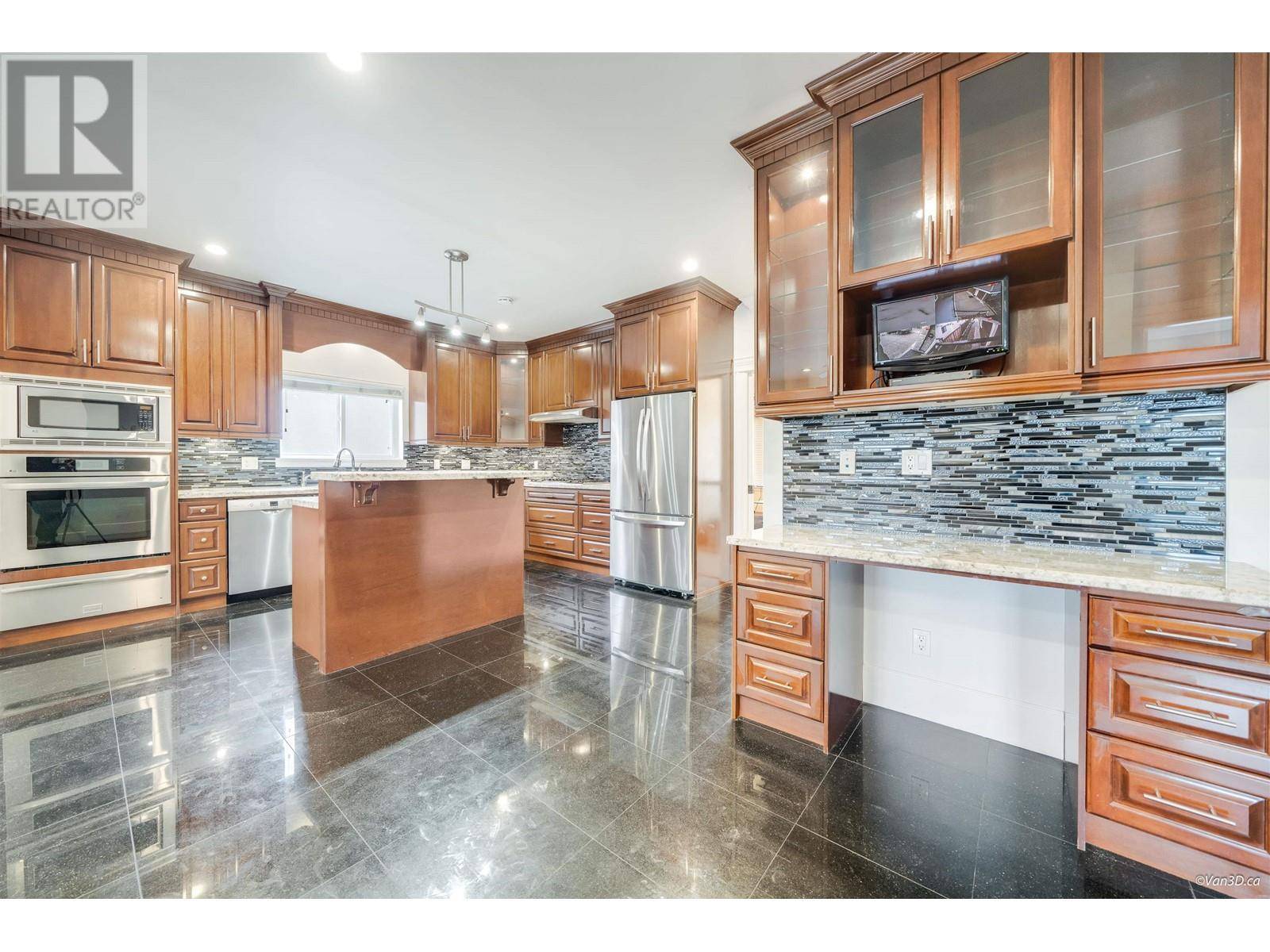 Burnaby, BC V3N1M1,7821 17TH AVENUE