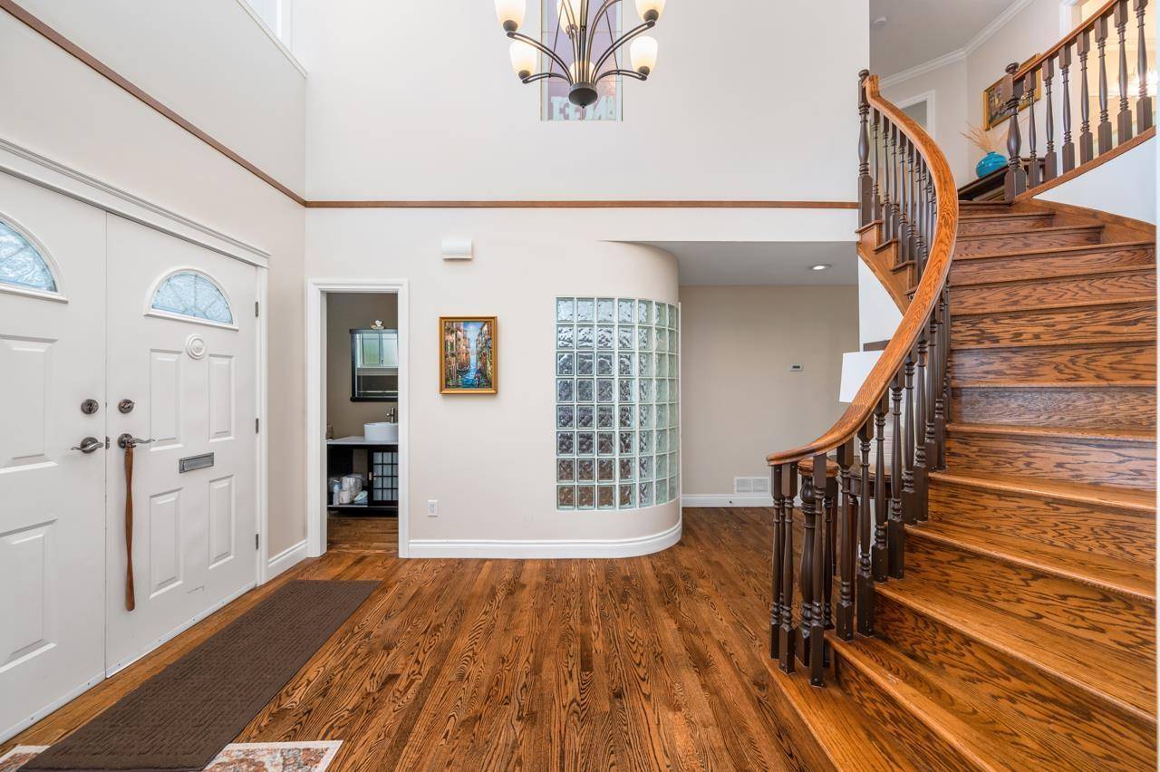 Surrey, BC V4A8H5,12967 21A AVENUE