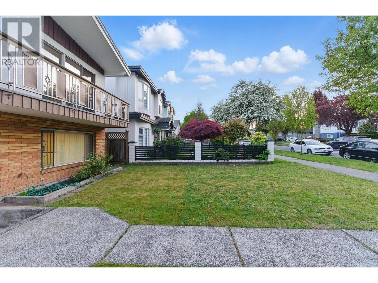 Vancouver, BC V5X1B5,852 E 50TH AVENUE