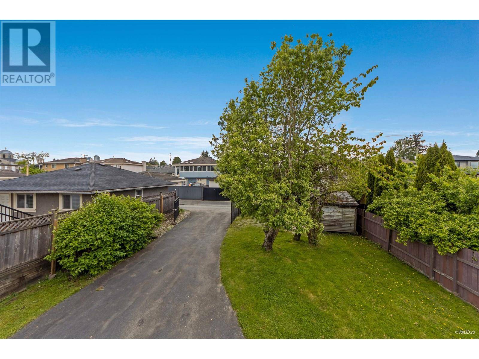 Burnaby, BC V3N2S2,7769 10TH AVENUE