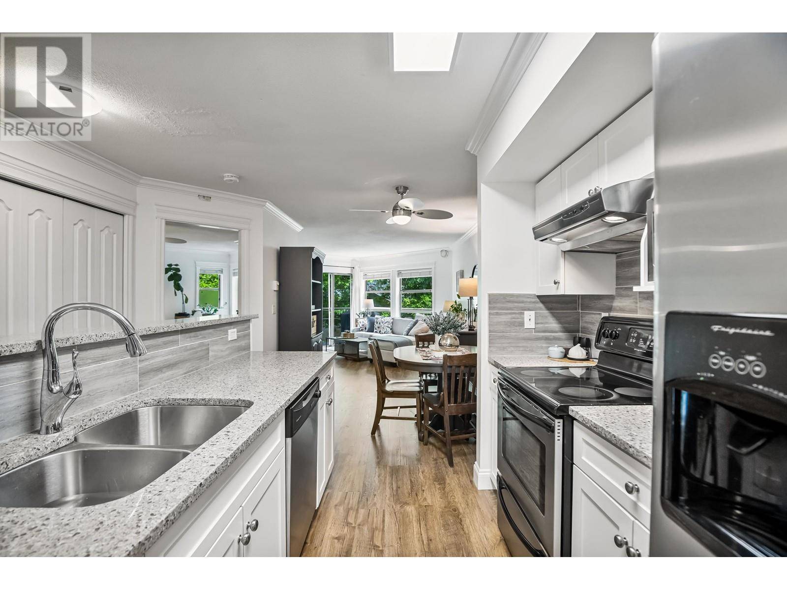 22277 122 AVE #202, Maple Ridge, BC V2X3X8