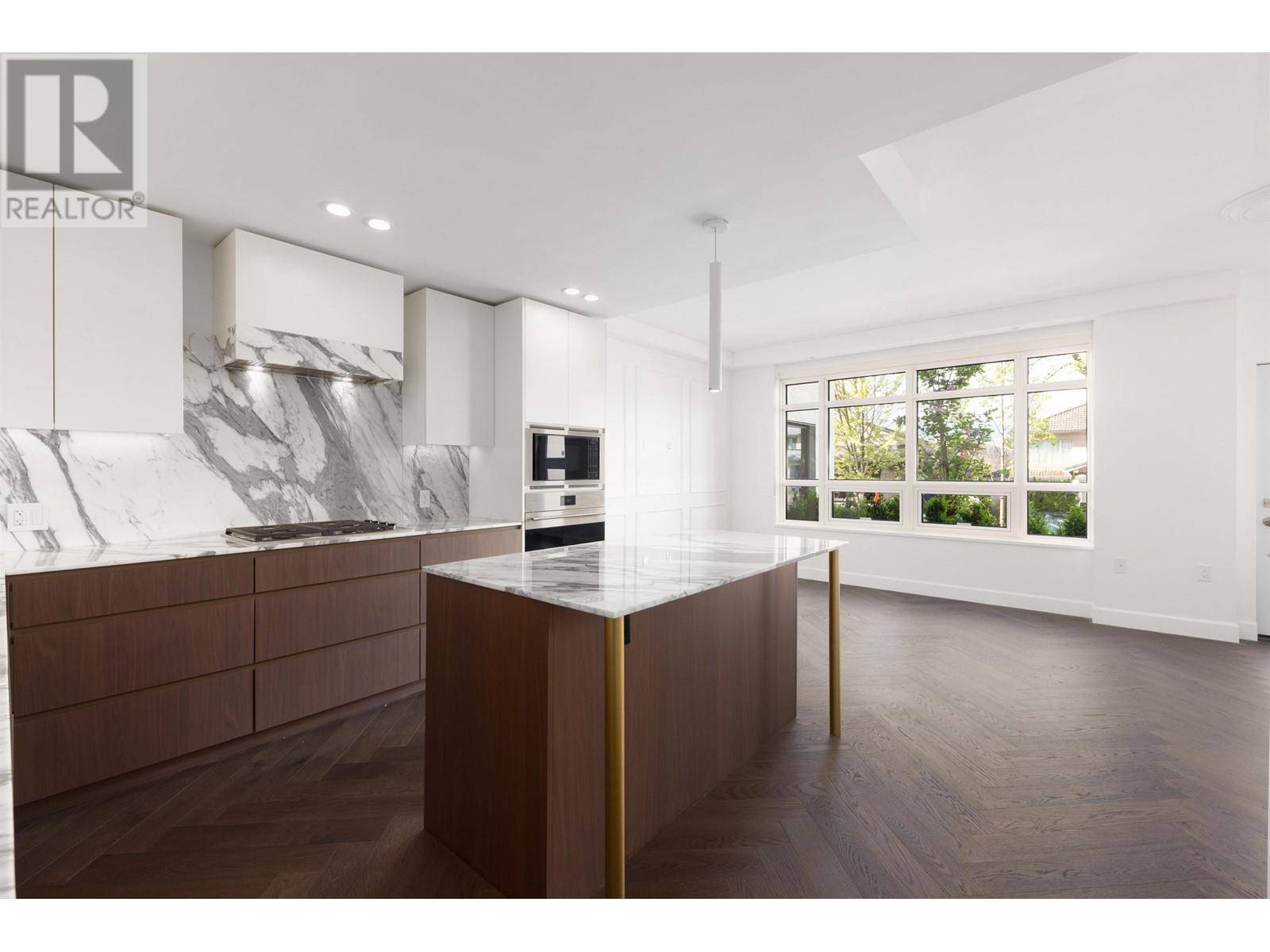 Vancouver, BC V6R0G4,3668 West 10TH AVE #101