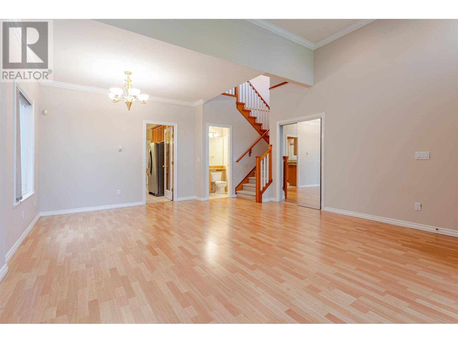 Burnaby, BC V5G2W6,4989 SMITH AVENUE
