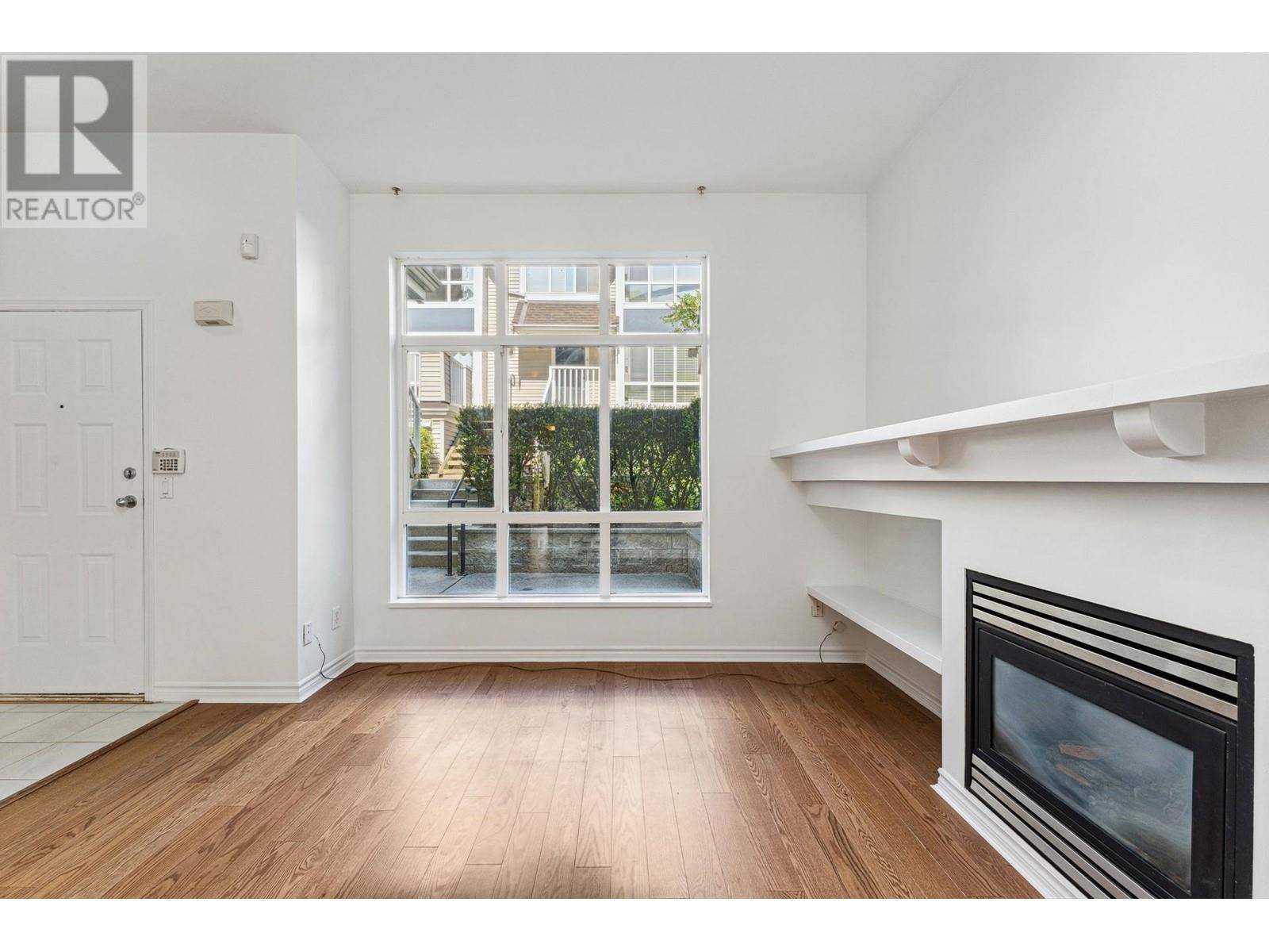 North Vancouver, BC V7J1Z6,995 LYNN VALLEY RD #1