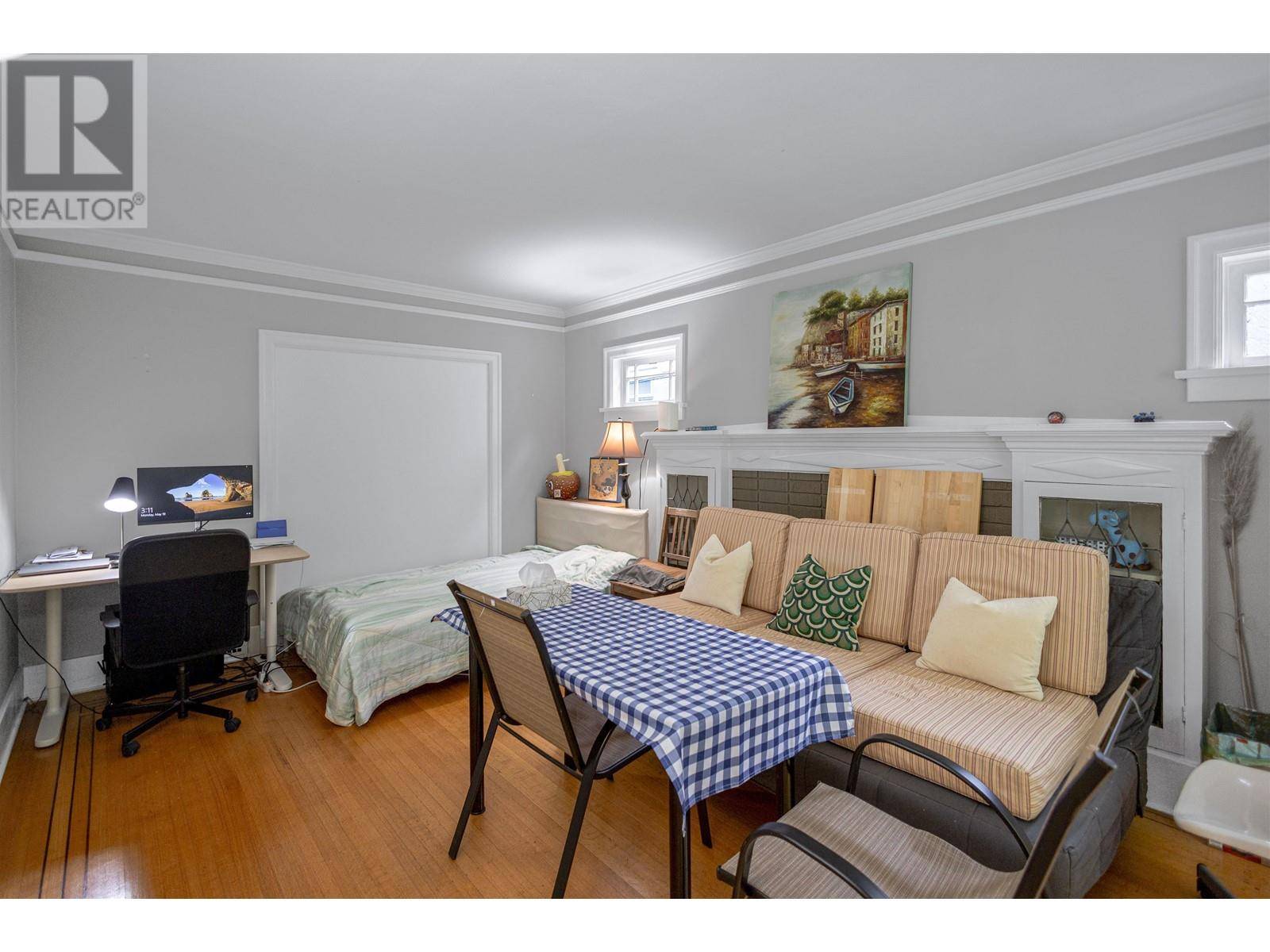 Vancouver, BC V6K2X8,3012 W 14TH AVENUE