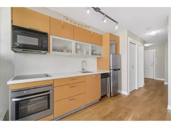 Surrey, BC V3T0E6,10777 UNIVERSITY DR #609