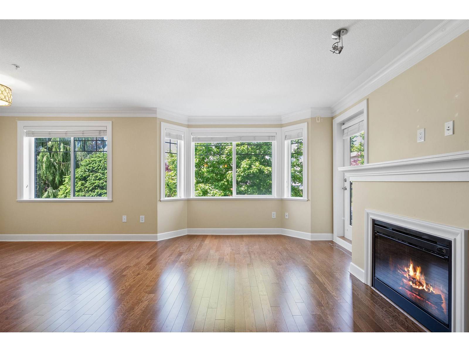 White Rock, BC V4B2G2,15357 ROPER #207