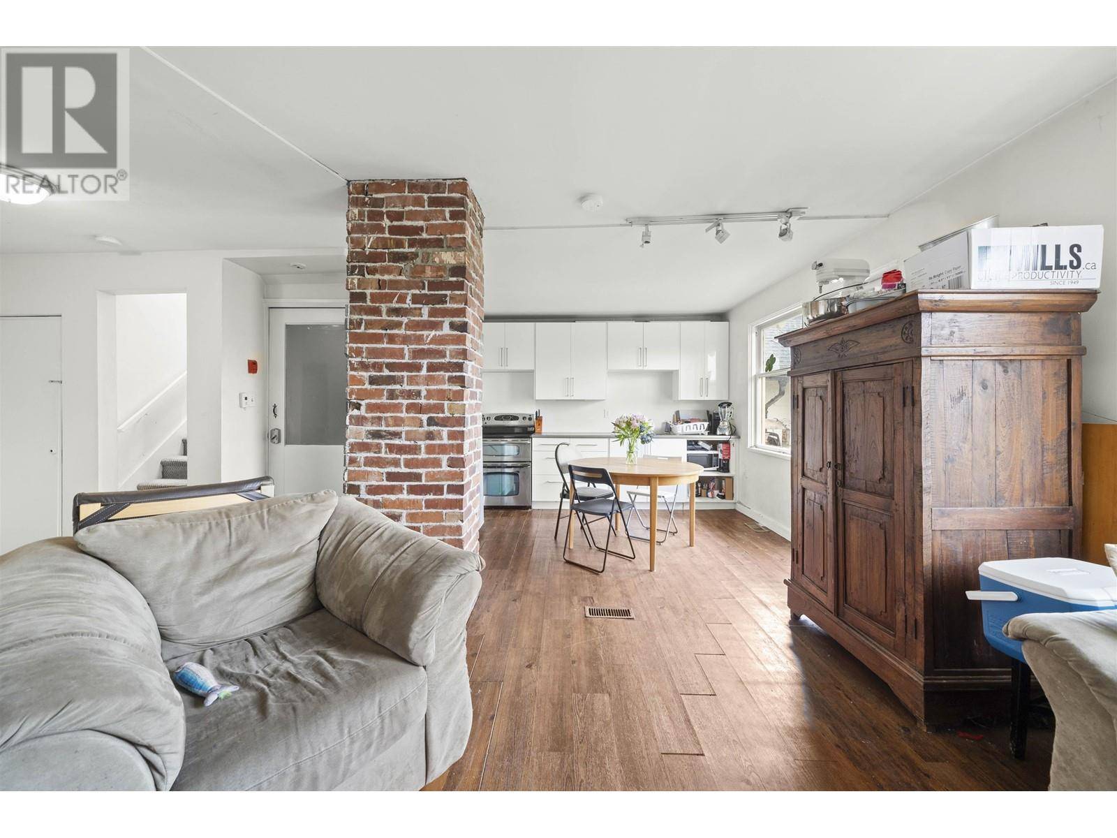 Vancouver, BC V6R1G8,3550 W 1ST AVENUE