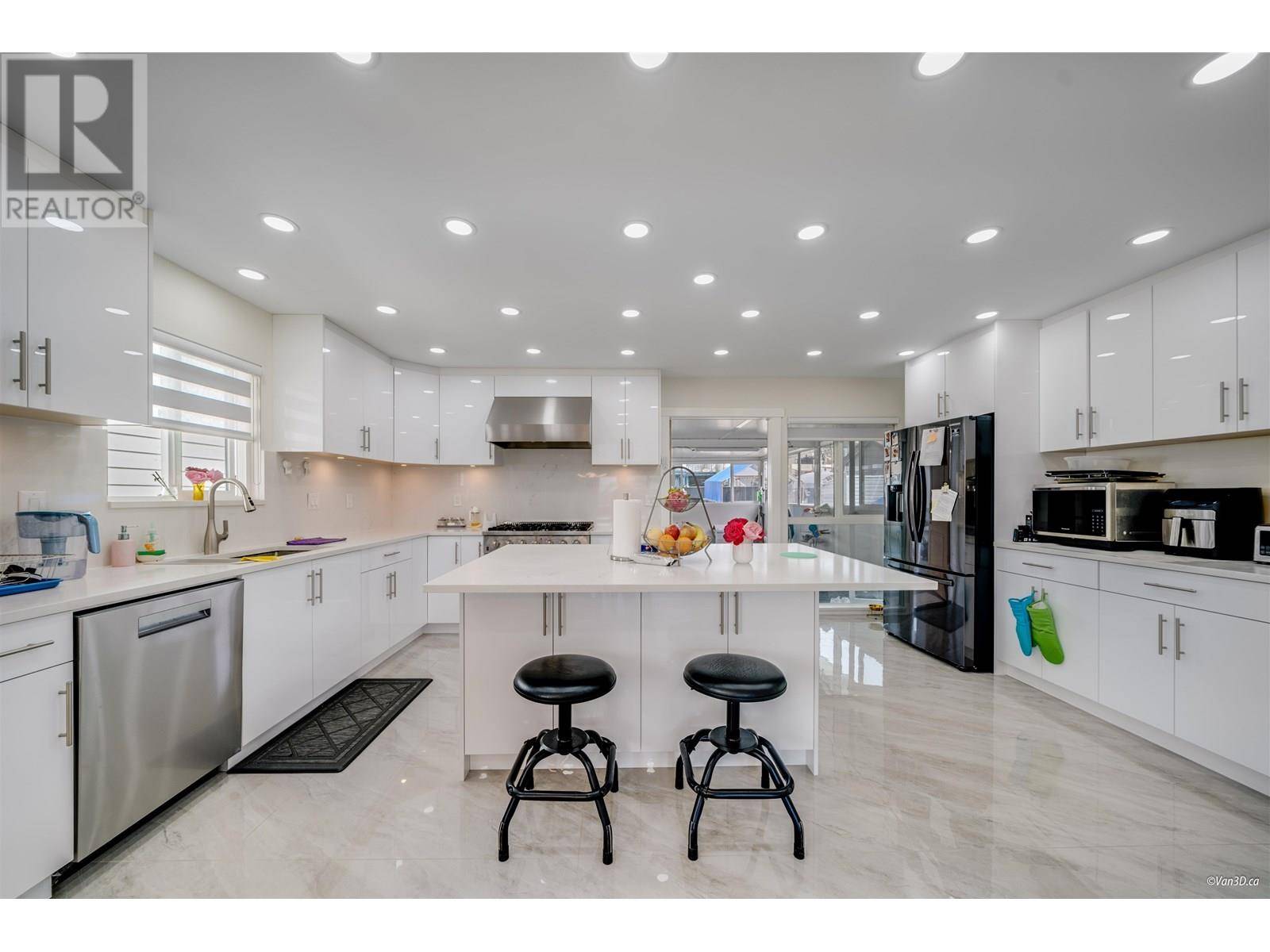 Burnaby, BC V5C3E6,3881 NAPIER STREET