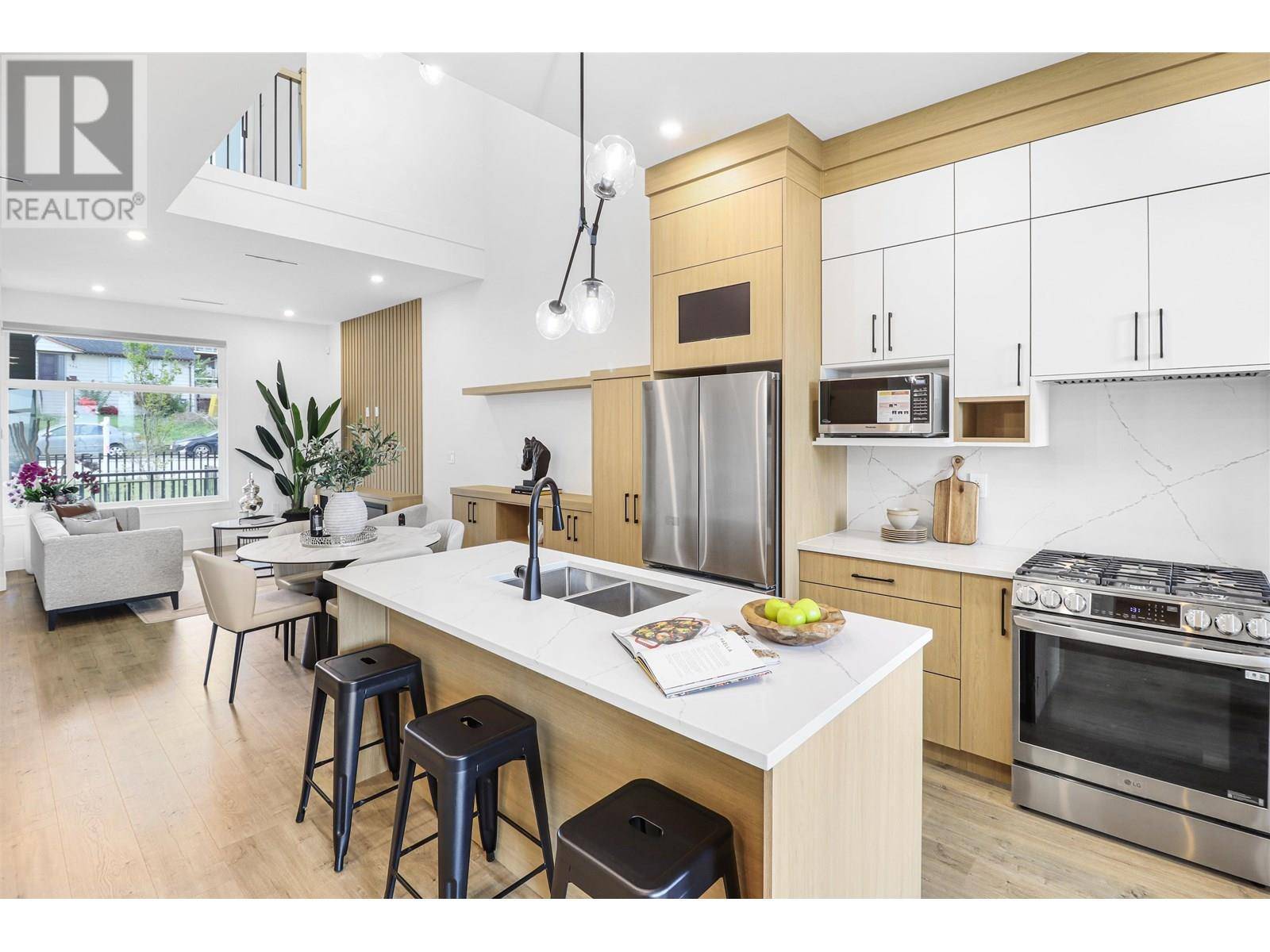 Coquitlam, BC V3K2J9,952 EDGAR AVE #102
