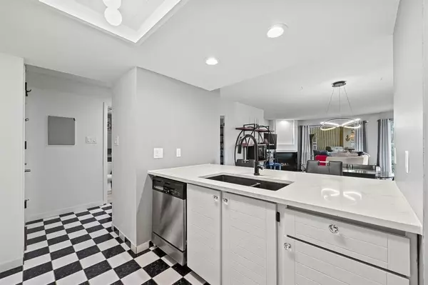 White Rock, BC V4B1G2,15025 VICTORIA #102