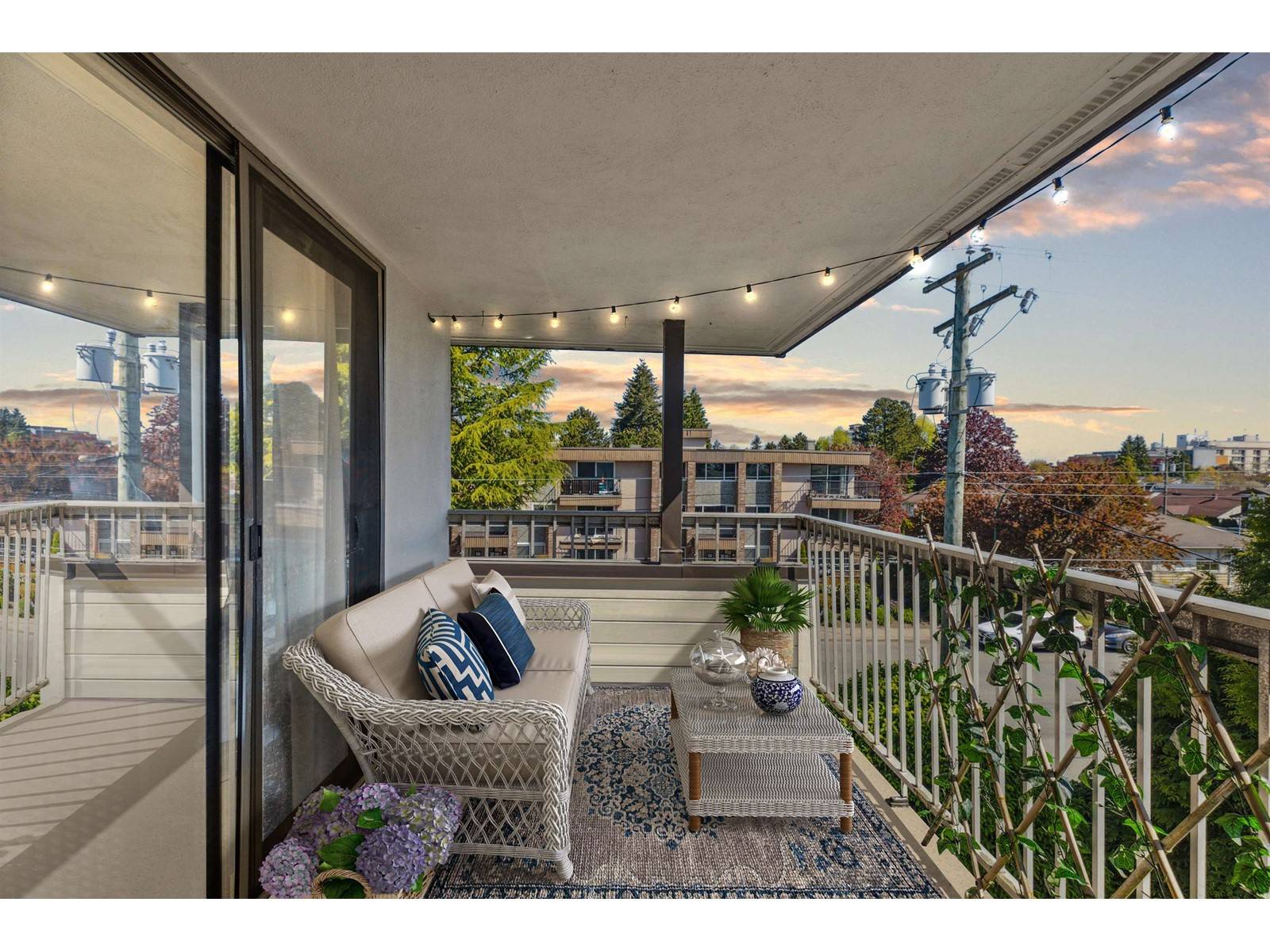 White Rock, BC V4B4C1,1390 MERKLIN #302