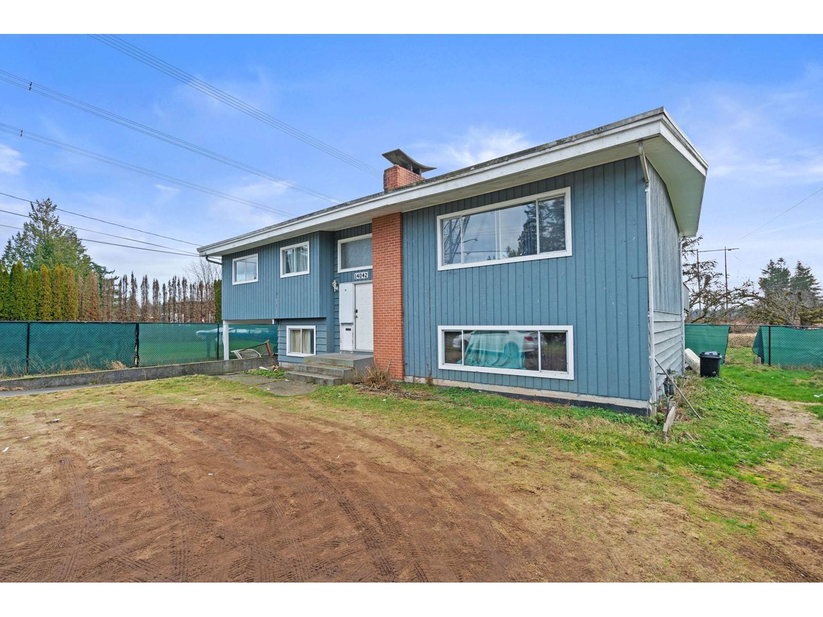 Surrey, BC V3R1Z2,14042 110 AVENUE