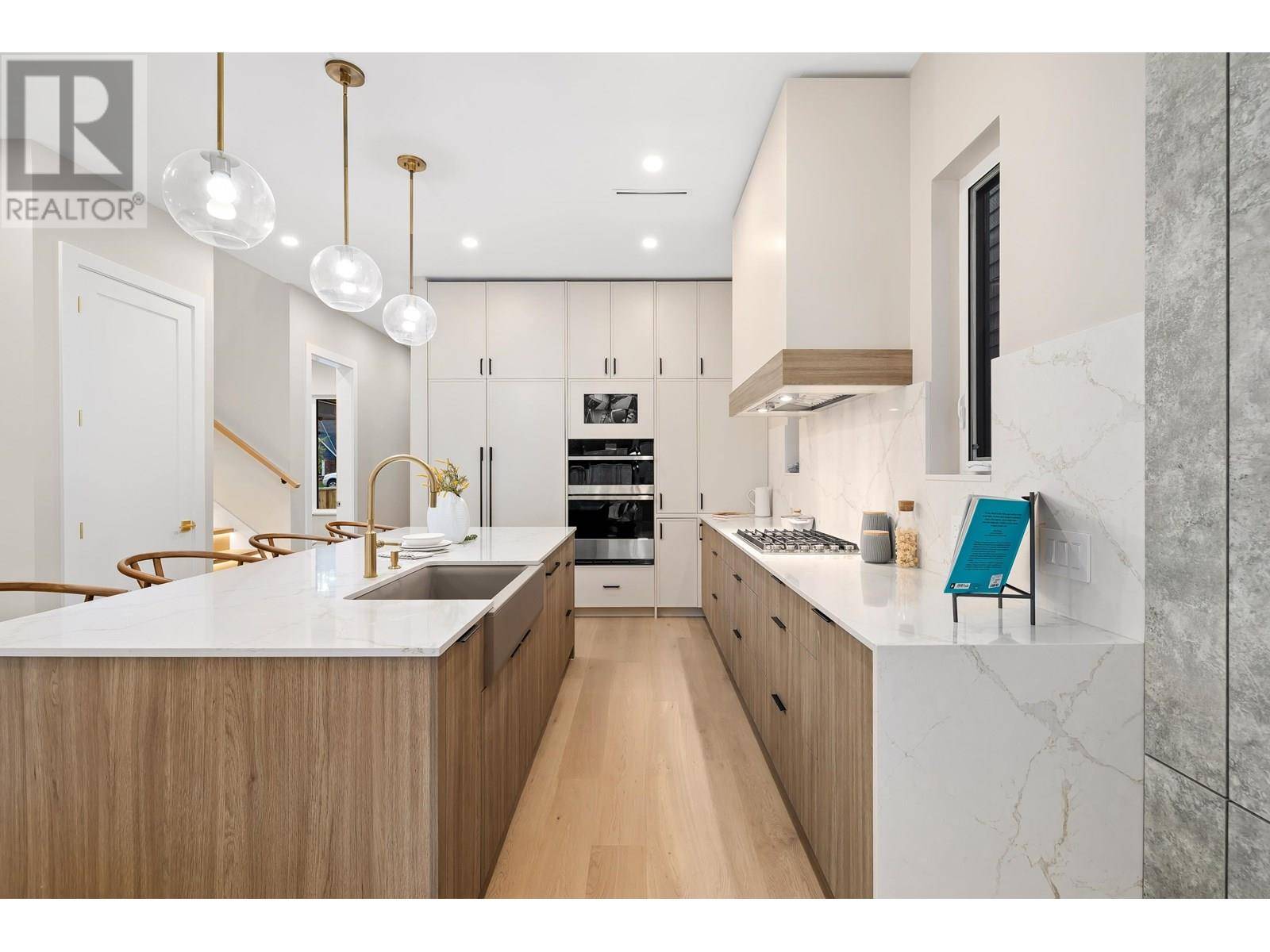 North Vancouver, BC V7R2K3,1033 CANYON BOULEVARD