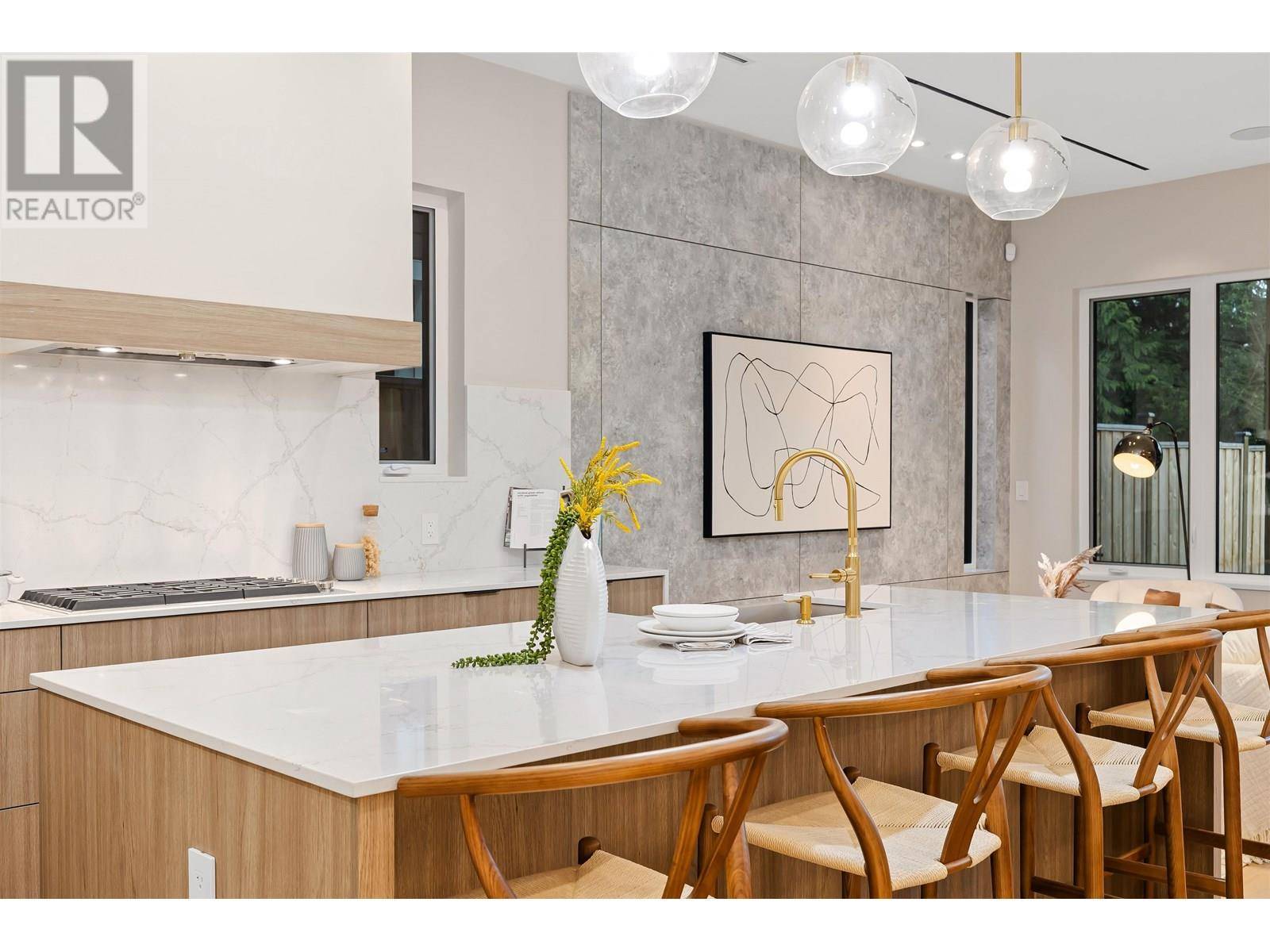 North Vancouver, BC V7R2K3,1033 CANYON BOULEVARD