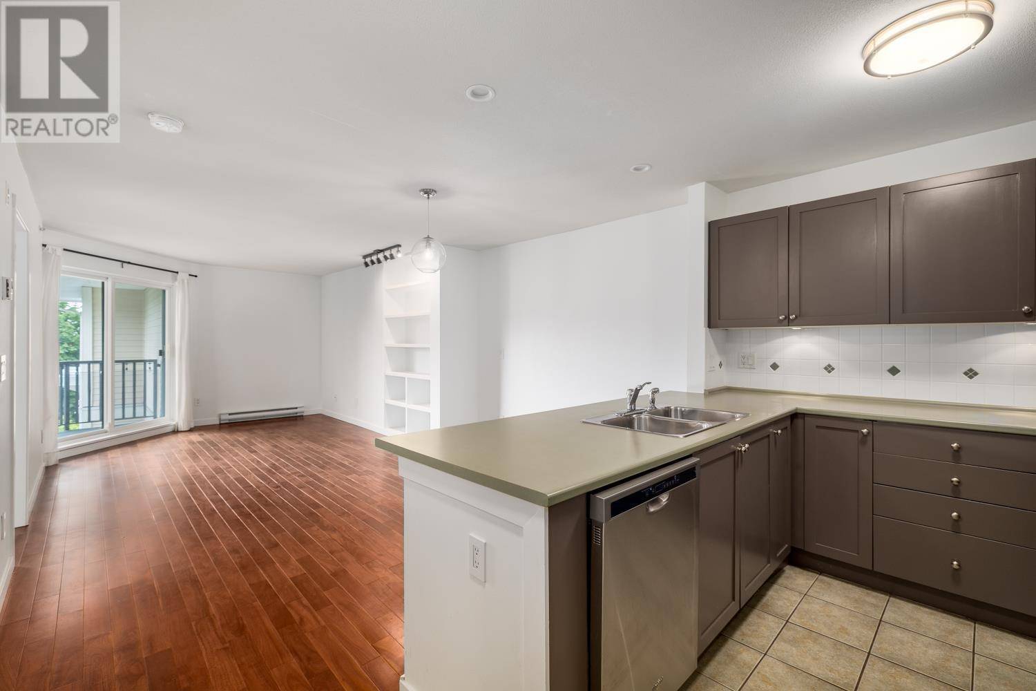 North Vancouver, BC V7M2B1,183 West 23 ST #409