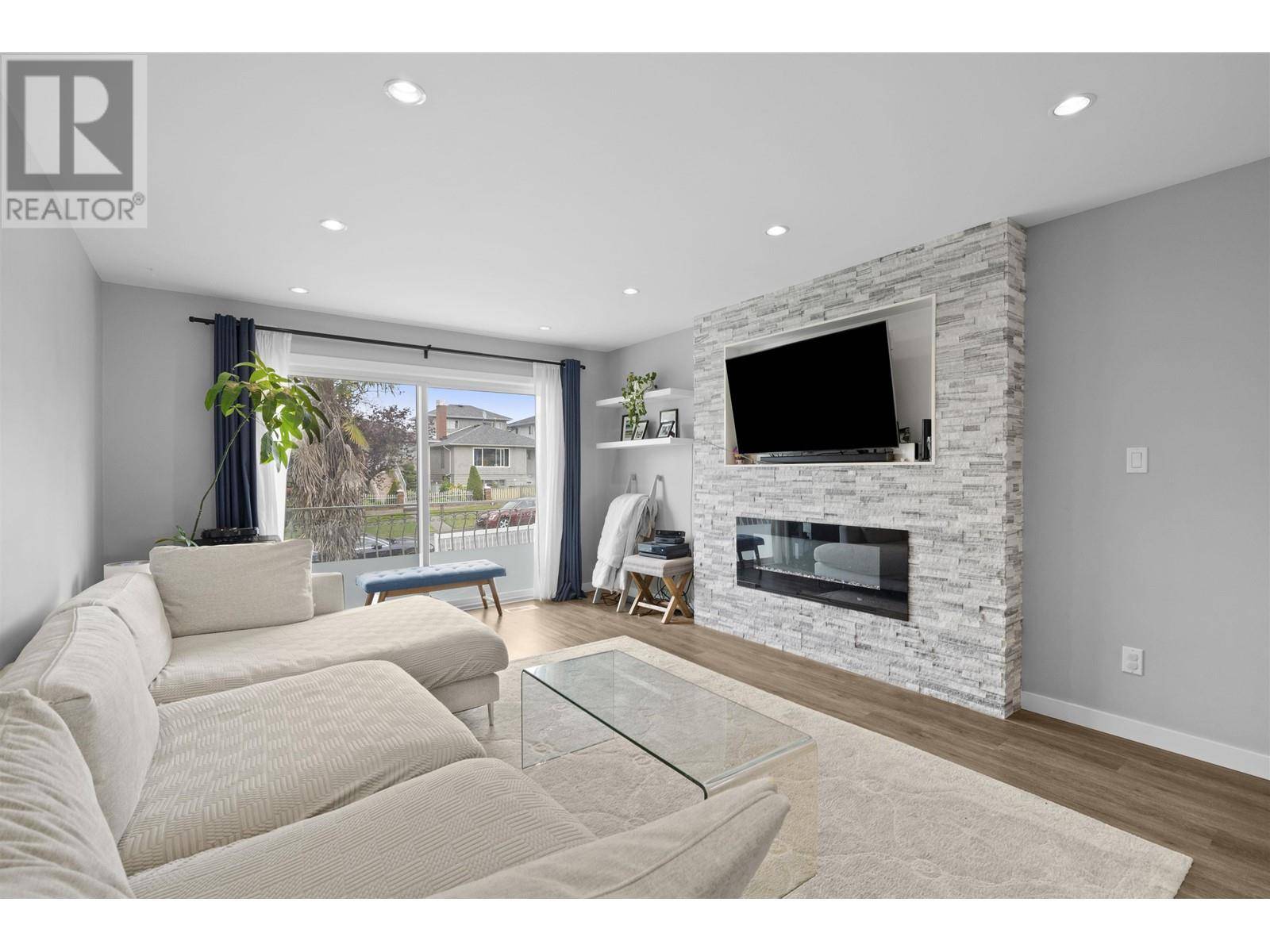 Vancouver, BC V5M1S5,3160 E 6TH AVENUE
