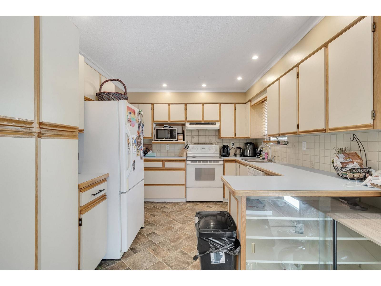 Delta, BC V4C6Y6,11558 73A AVENUE