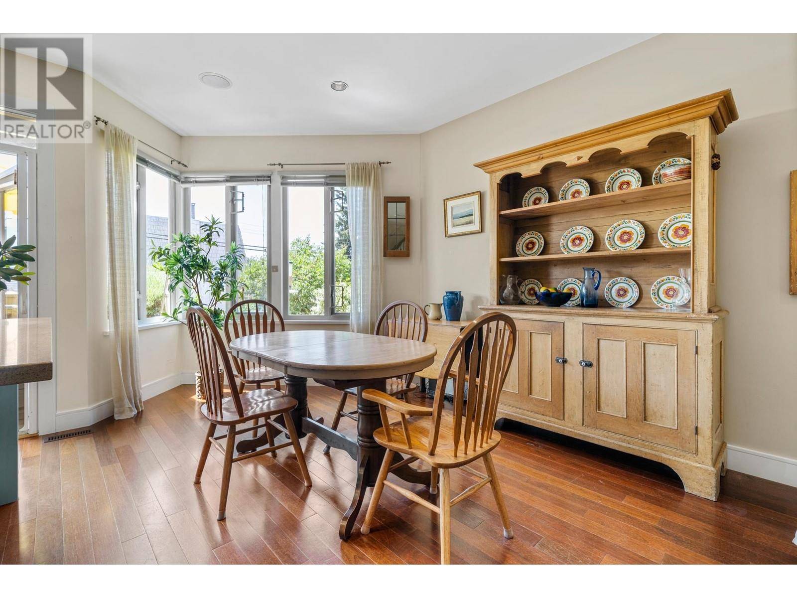 North Vancouver, BC V7M1J9,263 W 5TH STREET