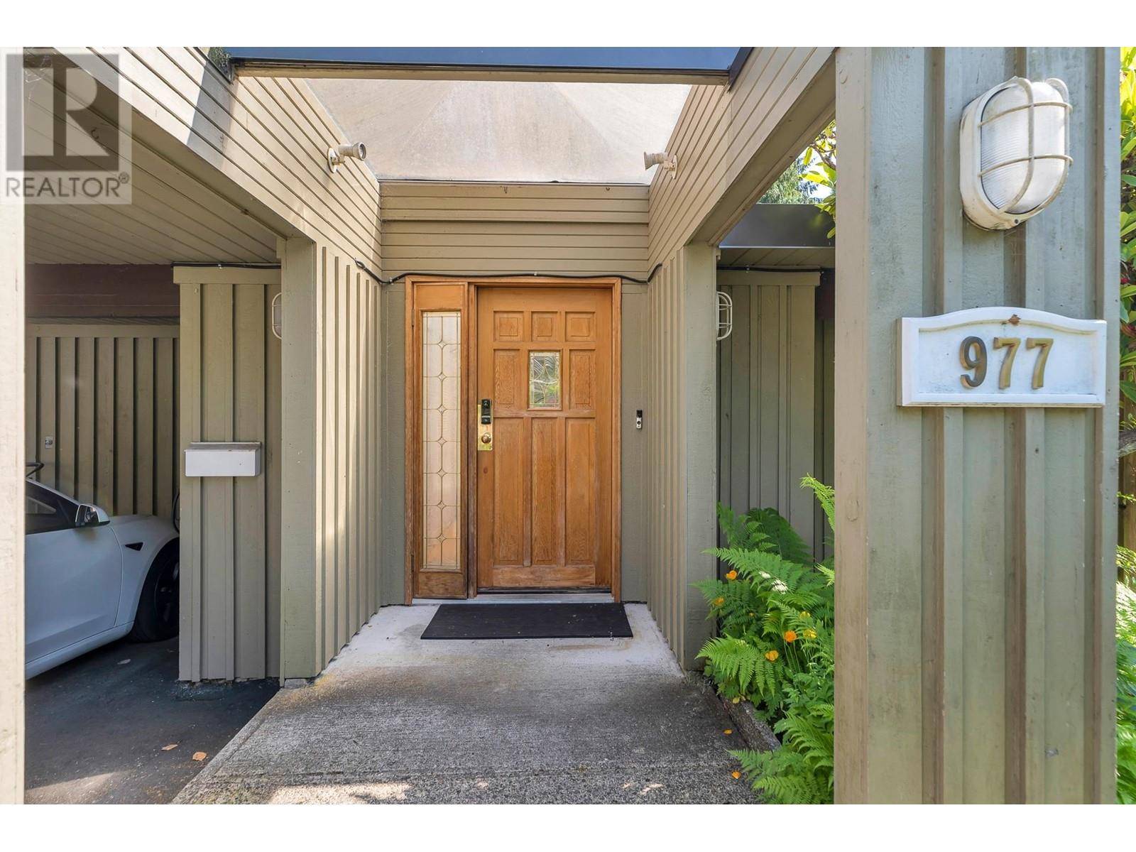 North Vancouver, BC V7R2C2,977 BELVEDERE DRIVE