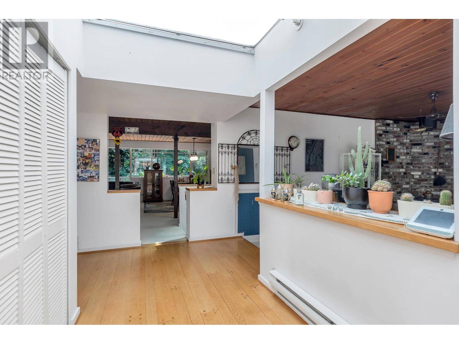 North Vancouver, BC V7R2C2,977 BELVEDERE DRIVE