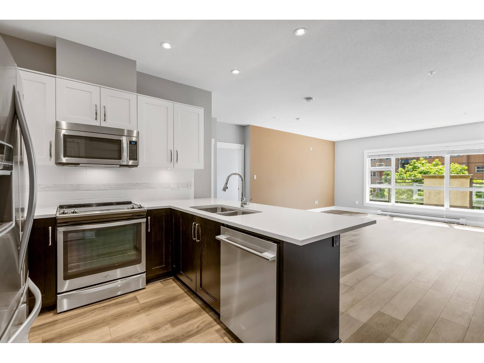 Langley, BC V2Y0P3,20728 WILLOUGHBY TOWN CENTRE #219