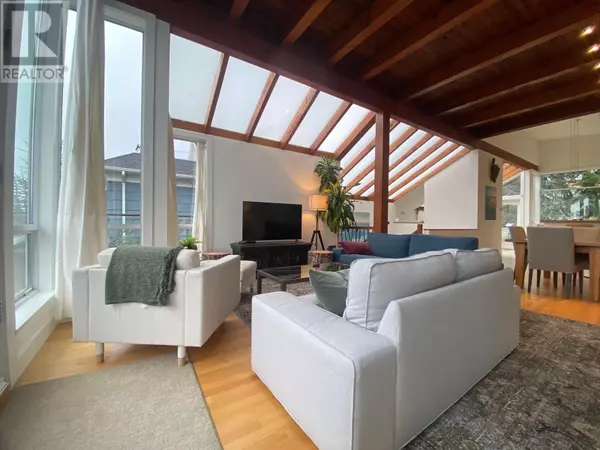 North Vancouver, BC V7M1K7,251 W 6TH STREET