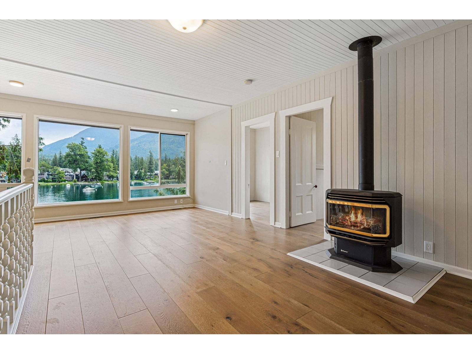 Cultus Lake, BC V2R5A1,36 LAKESHORE DRIVE|Cultus Lake North