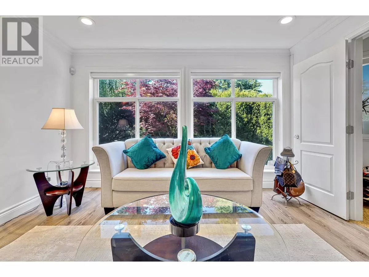 Vancouver, BC V6R2H4,4218 W 10TH AVENUE