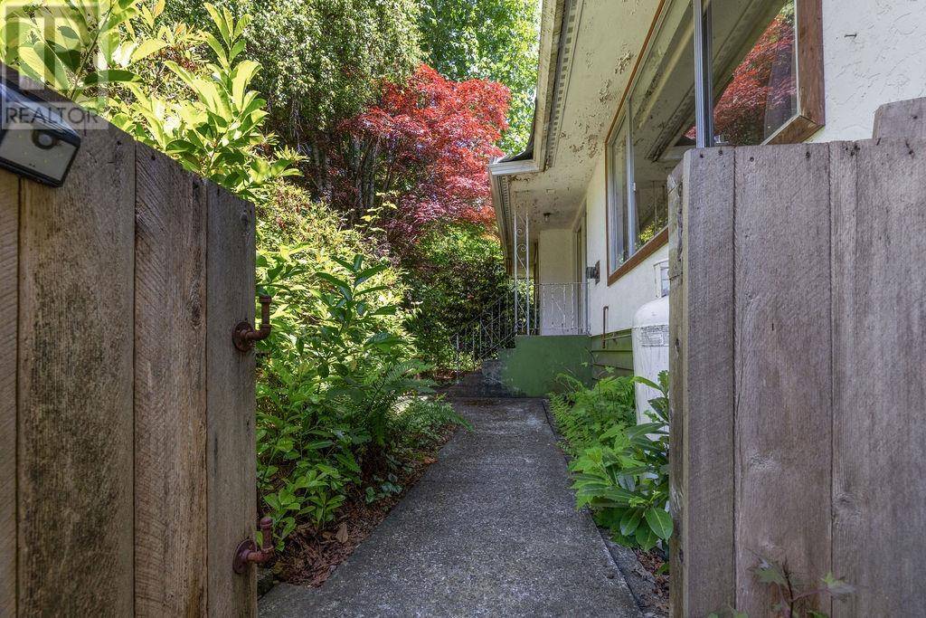 Gibsons, BC V0N1V7,1009 REED ROAD