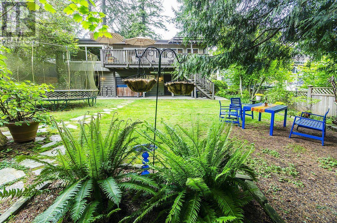 2541 CARNATION STREET, North Vancouver, BC V7H1H6