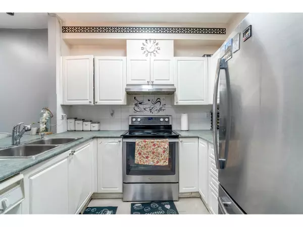 Surrey, BC V3W0M7,13727 74 AVE #102