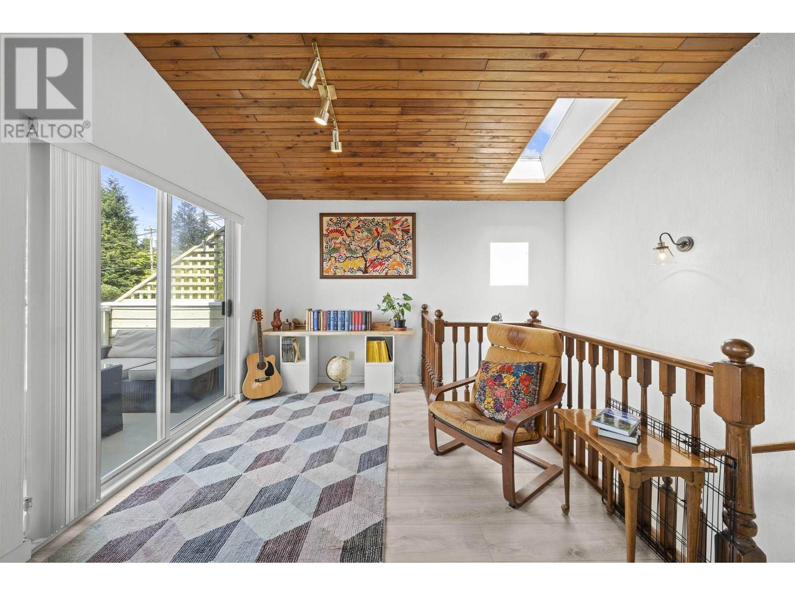 North Vancouver, BC V7N1V8,3454 ST. GEORGES AVENUE